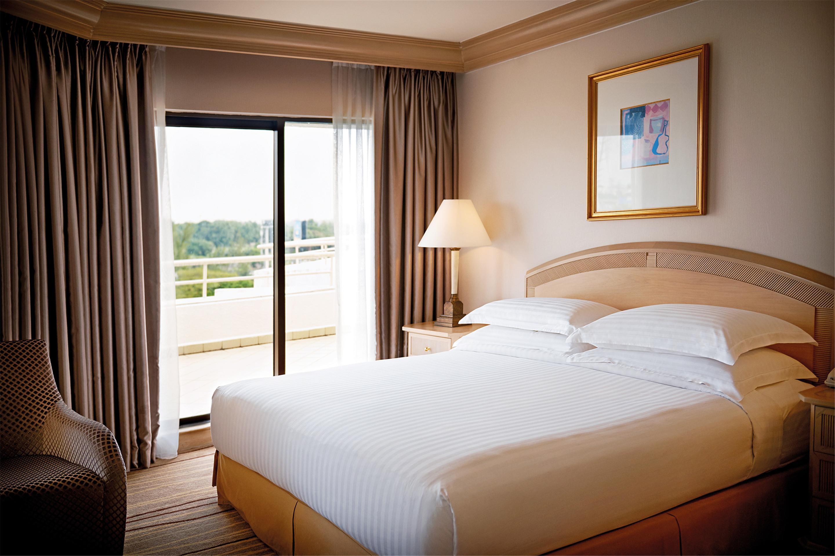 Dorsett Grand Subang Hotel Subang Jaya Dış mekan fotoğraf A bedroom in a suite