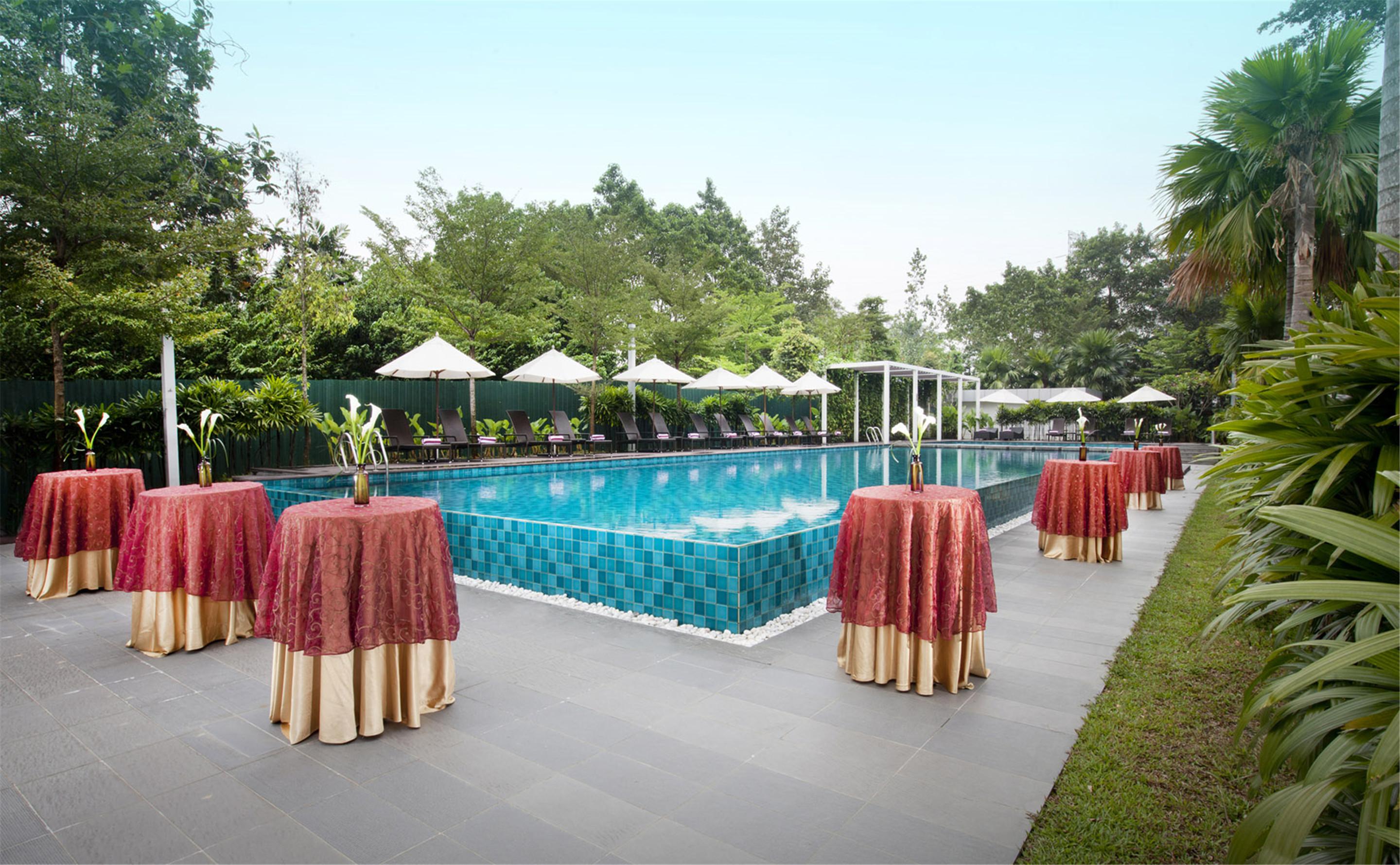 Dorsett Grand Subang Hotel Subang Jaya Dış mekan fotoğraf The pool at the hotel