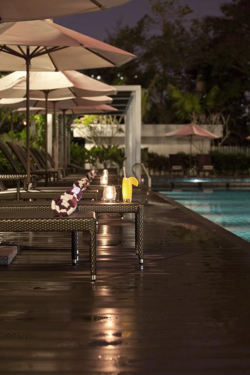 Dorsett Grand Subang Hotel Subang Jaya Dış mekan fotoğraf The swimming pool at the hotel