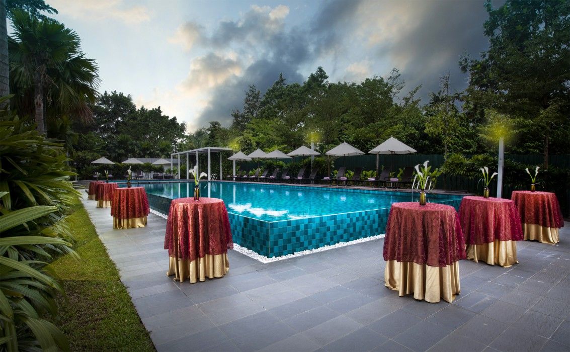 Dorsett Grand Subang Hotel Subang Jaya Dış mekan fotoğraf The swimming pool at the hotel