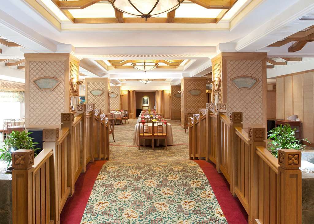 Dorsett Grand Subang Hotel Subang Jaya Restoran fotoğraf The interior of the restaurant